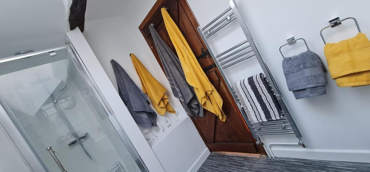 Modern And Spacious 2 Bedroom Apartment With Free Parking Llansantffraid Llansantffraid Glyn Ceiriog Exterior foto